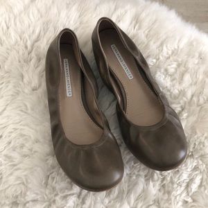 Vera wang lavender flats in good condition